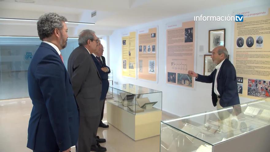 La Real Academia de Medicina de España visita la Exposición de la Vacuna de la Viruela en el COMA