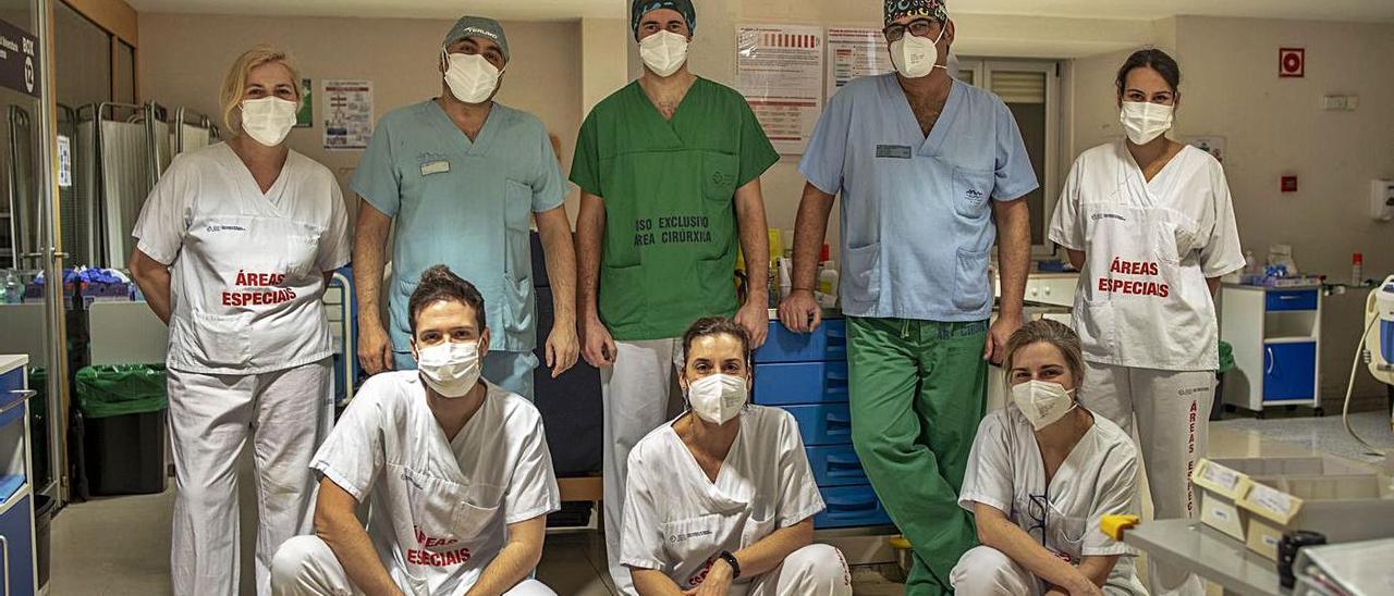 Trabajadores de la unidad de cuidados intensivos del hospital de Ourense. // BRAIS LORENZO