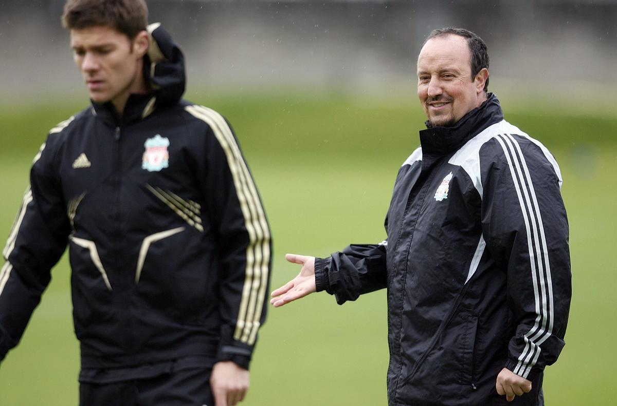 Xabi Alonso y Rafa Benítez, durante su etapa en el Liverpool.