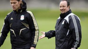Xabi Alonso y Rafa Benítez, durante su etapa en el Liverpool.