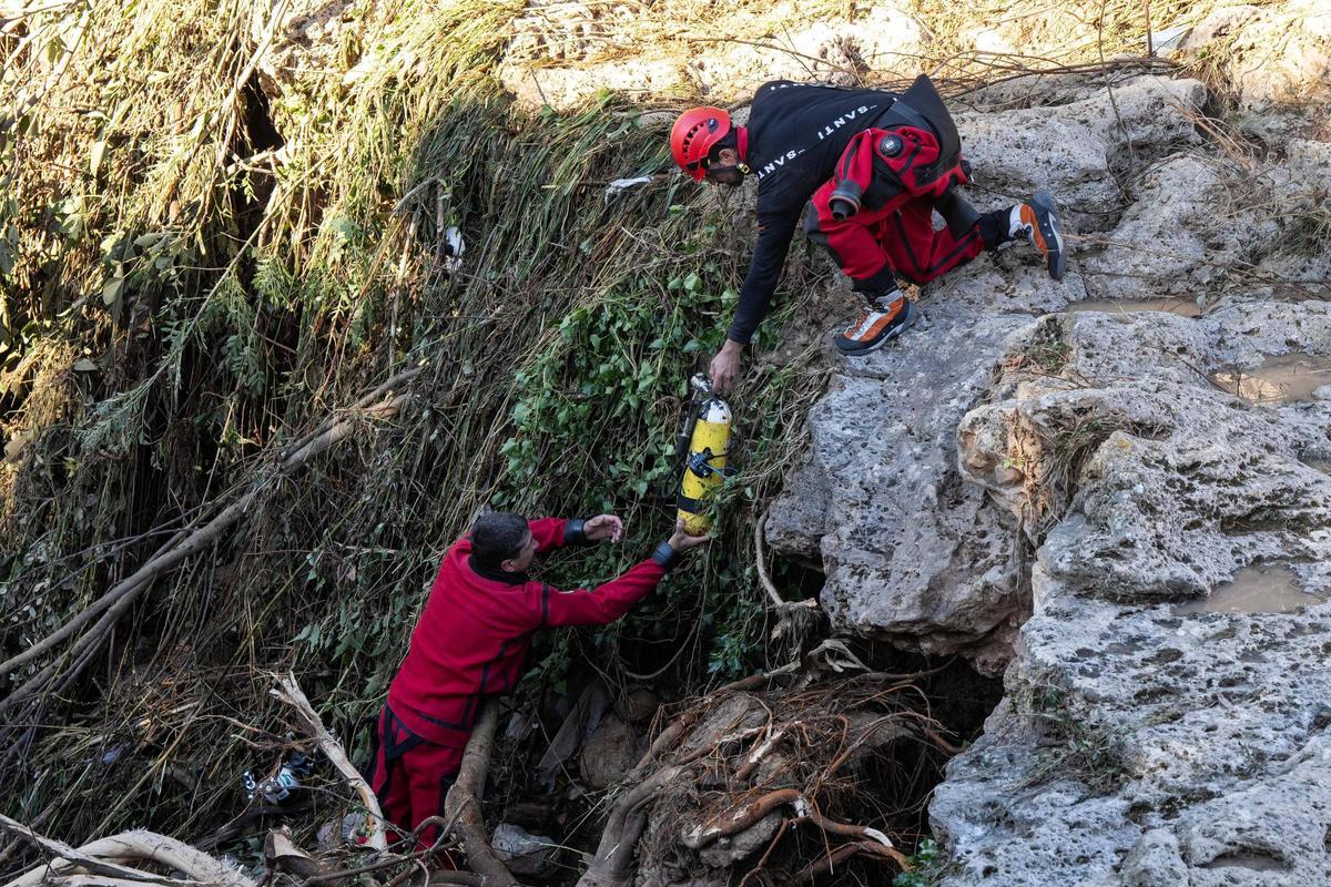 Los bomberos intensifican en Mediona la búsqueda del padre del menor hallado muerto