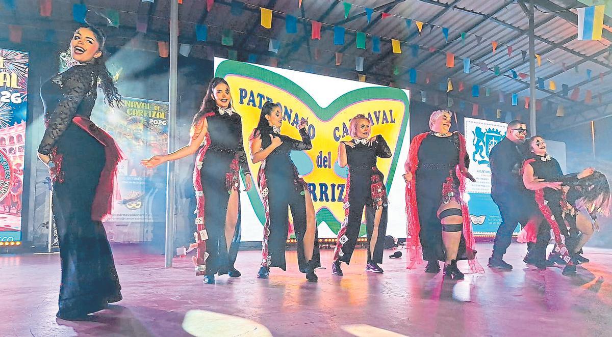 Celebración de una noche de baile con colectivos en el Carnaval de Carrizal de Ingenio.