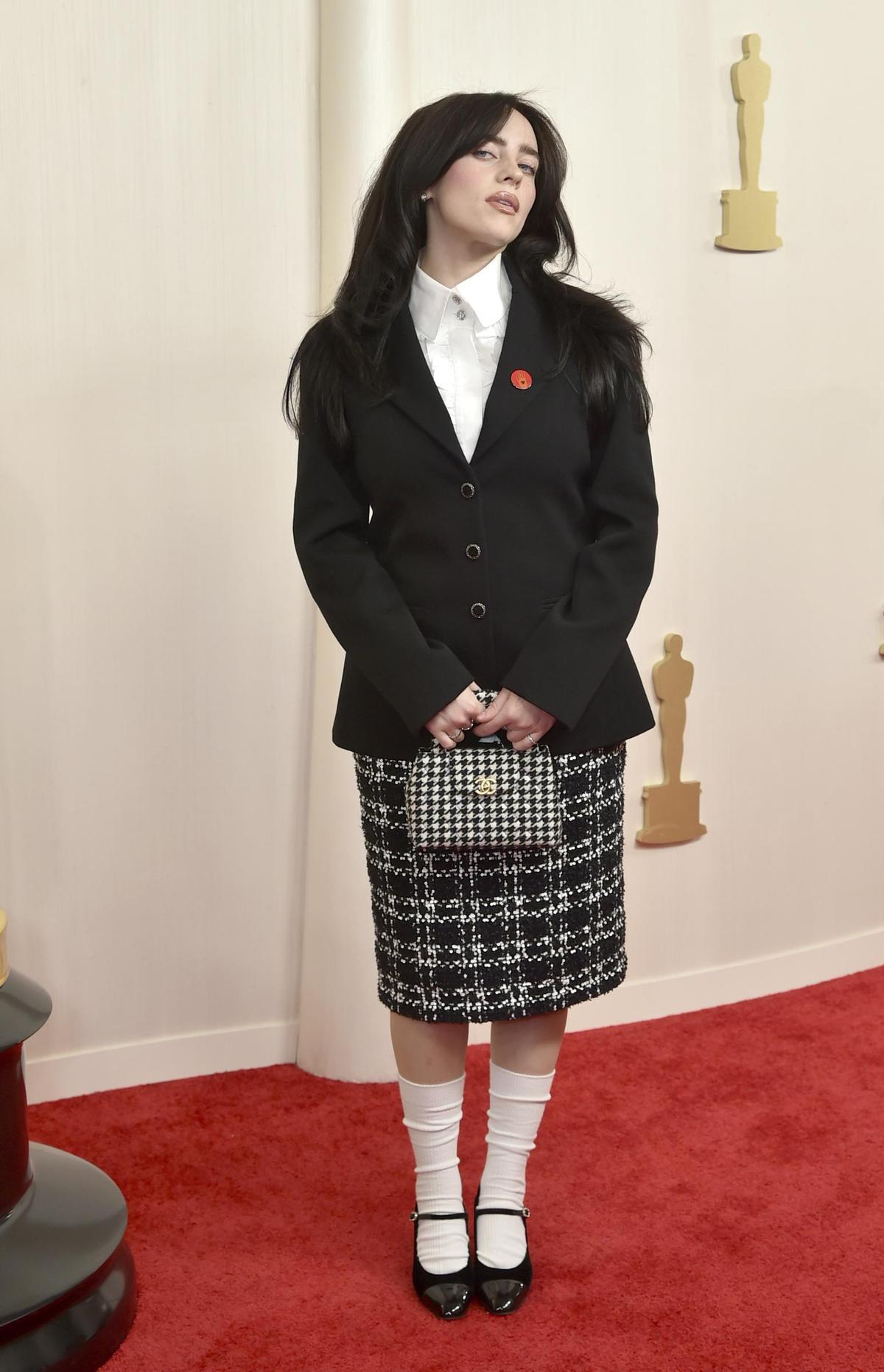 Billie Eilish, de Chanel, en la alfombra roja de los Premios Oscar 2024.