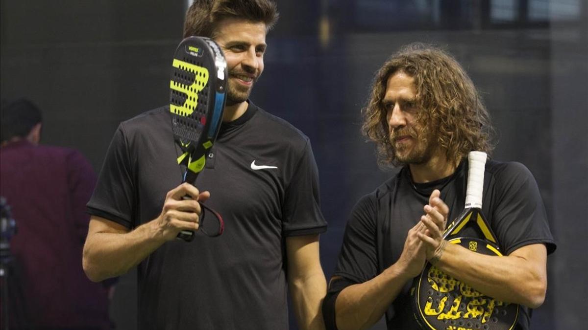 Piqué con Puyol en la inauguración de unas pistas de pádel en Rubí.