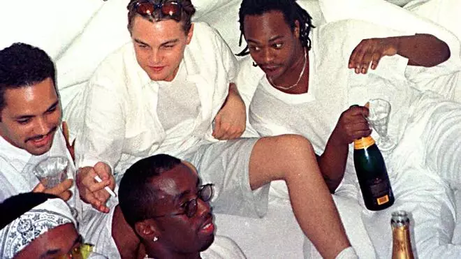 Las imagen más comentada de Leonardo DiCaprio, escondido, tras saberse lo de las fiestas de 'Diddy'