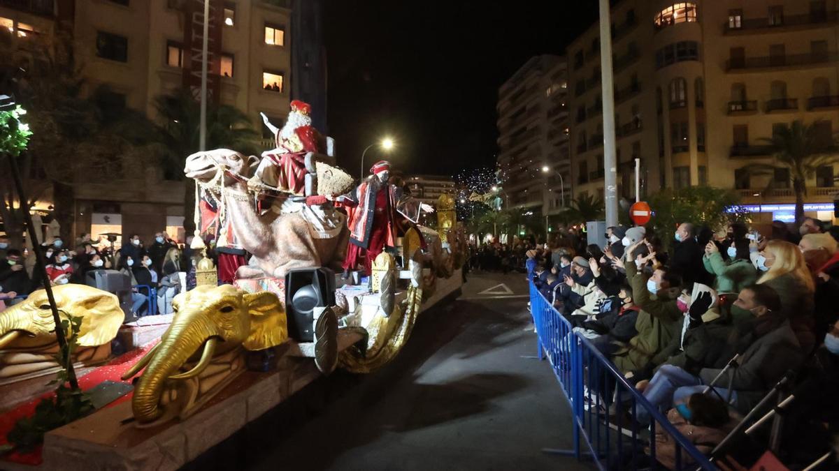 Gran expectación en Alicante para ver a los Reyes Magos