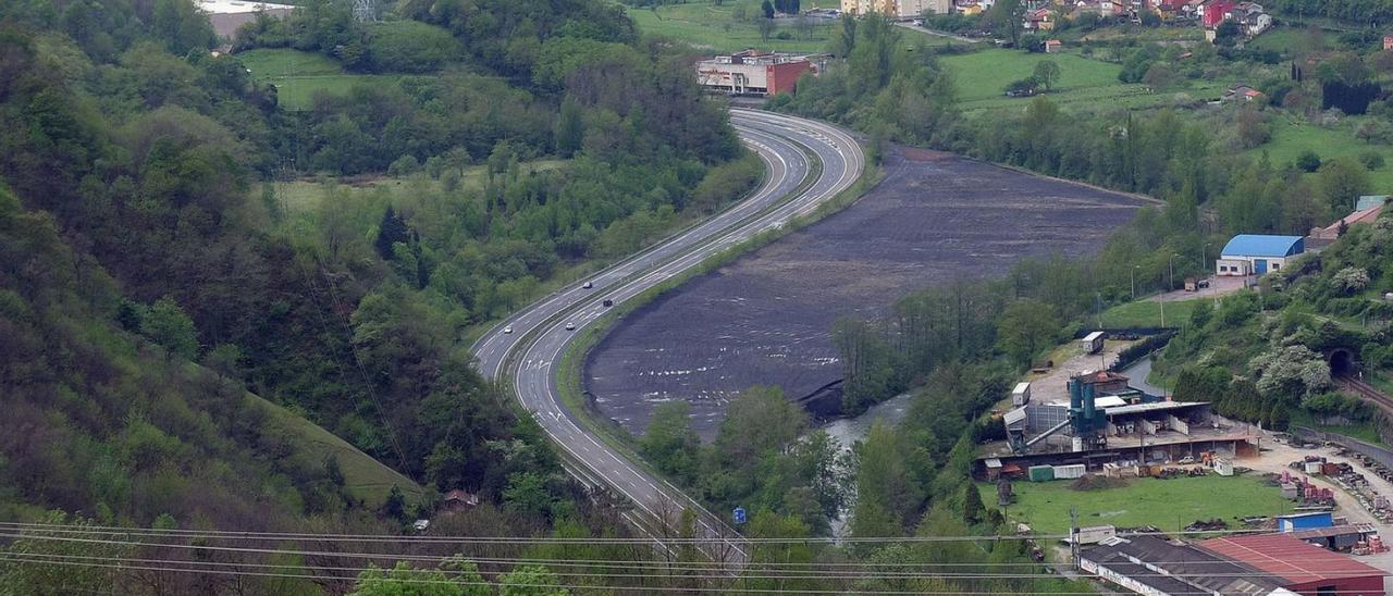 Los terrenos de la escombrera de Villallana en los que se proyectó el aparcamiento. | LNE