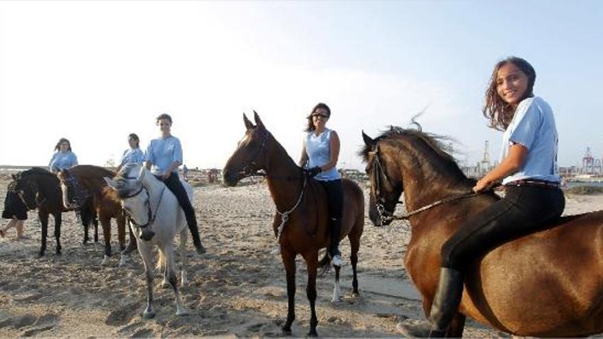 Lorena Esteve, Sandra Boyer, Irene Esteve, Ana Vázquez e Inma Ribes, en la playa de Pinedo, antes de la última carrera.