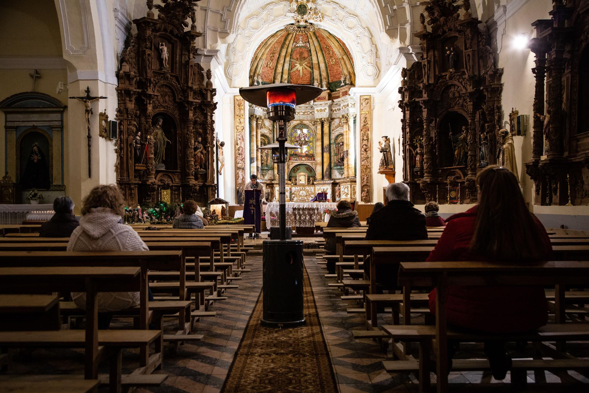 Dos setas calefactoras tratan de menguar el frío de la iglesia.