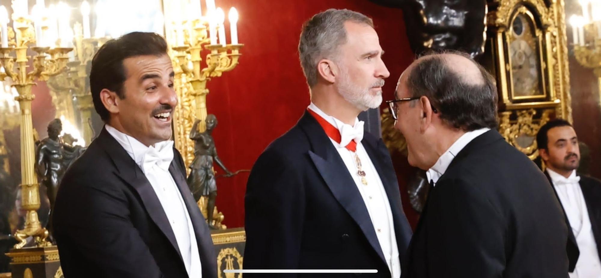 El presidente de Iberdrola, Ignacio Sánchez Galán, saluda al emir de Catar, en el Palacio de la Zarzuela.