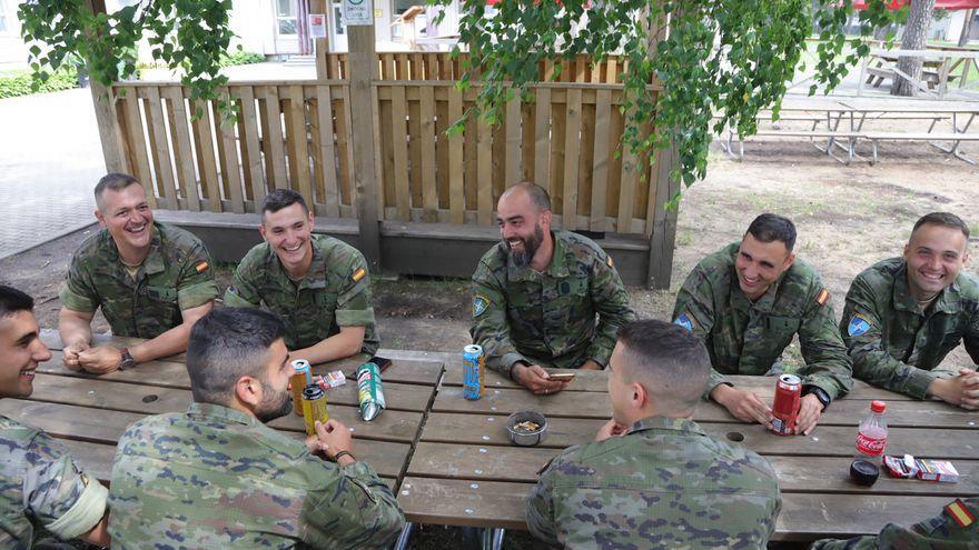Soldados españoles bromean durante la pausa para comer en la base letona de Adazi.