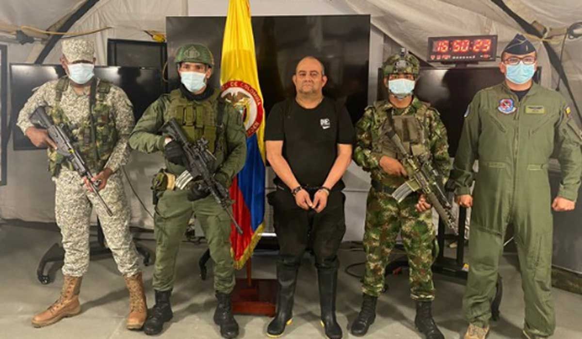 Imagen distribuida por el Ministerio de Defensa de Colombia que muestra a 'Otoniel', en el centro, tras su captura.