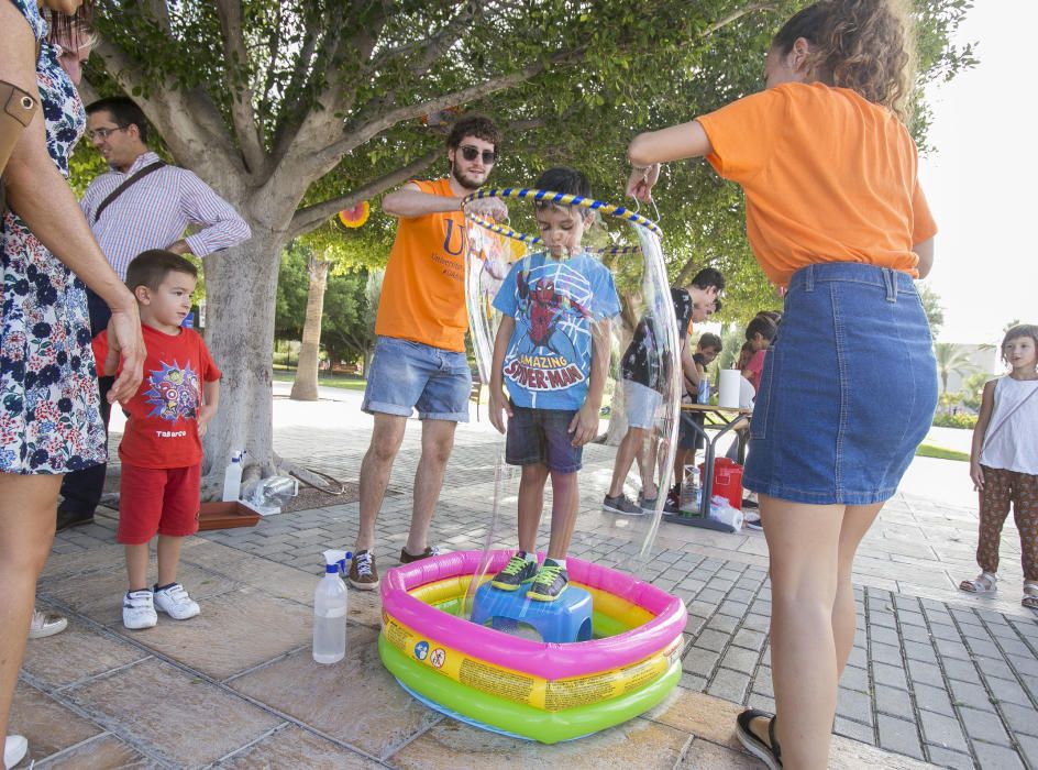 Centenares de niños y jóvenes con sus familias practican con robots en la 'Noche de la Ciencia' y descubren propiedades casi mágicas de los materiales