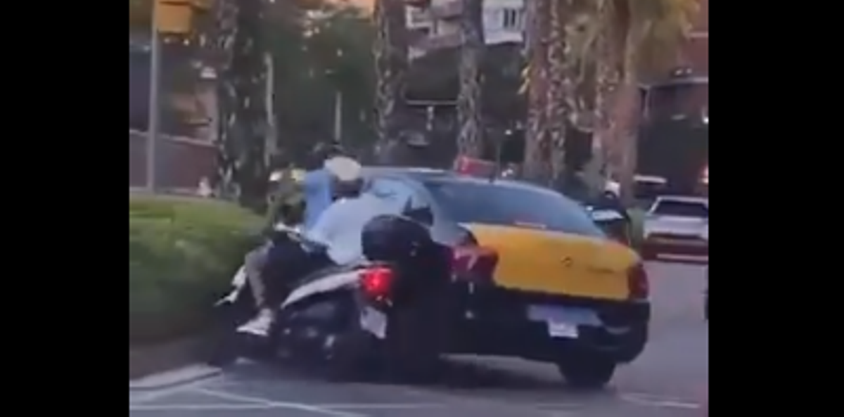 La Fiscalia investiga el taxista que va envestir un motorista amb un nen a Barcelona La Fiscalia investiga el taxista que va envestir un motorista amb un nen a Barcelona