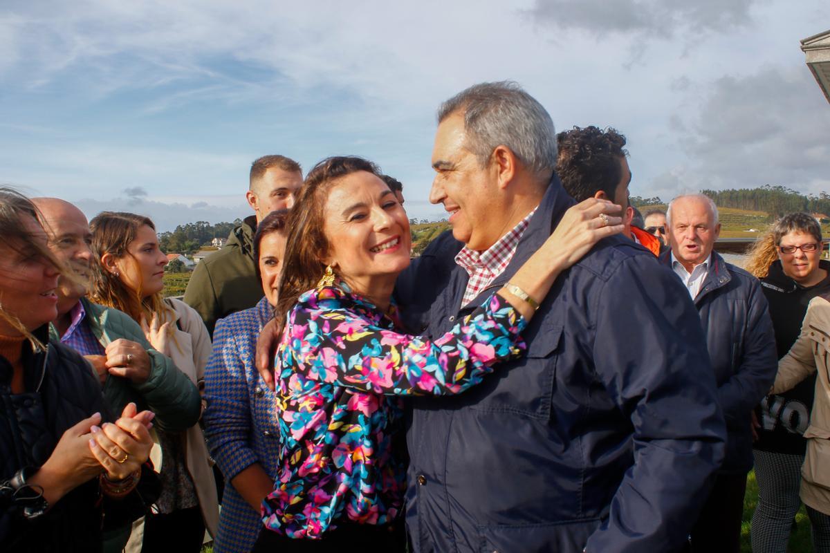 Sabela Fole saluda a Luis Aragunde al inicio del acto de presentación, ayer en Martín Códax