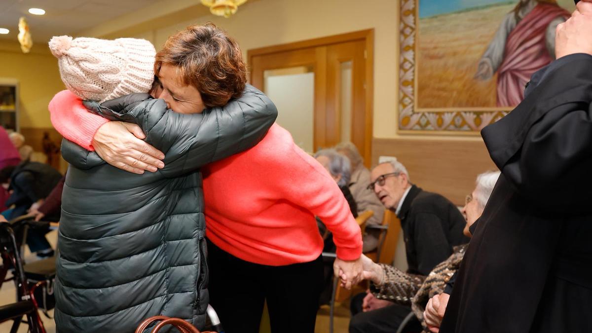 La visita de la Alcaldesa a las personas centenarias de Gijón, en imágenes