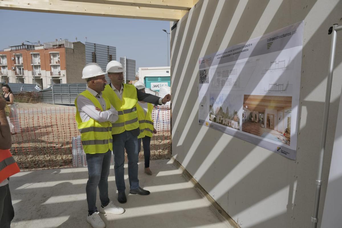 Aloy i Moreno comenten les imatges i plànols de l'equipament que hi havia exposades en la visita