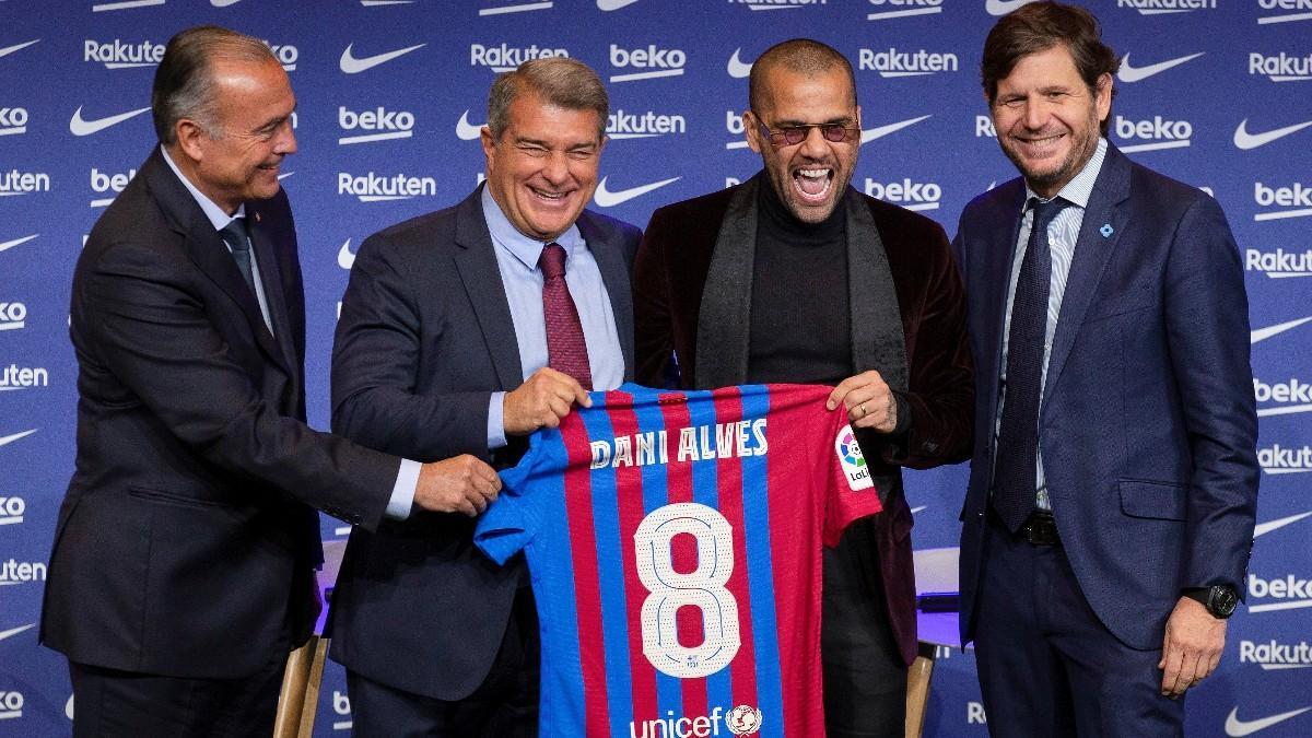 Laporta presentó a Dani Alves