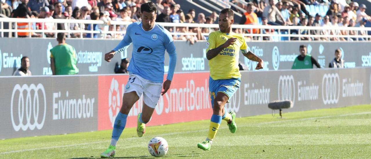 Cristian Herrera conduce el balón ante Jonathan Viera en el partido disputado ante la UD Las Palmas en Can Misses. | VICENT MARÍ