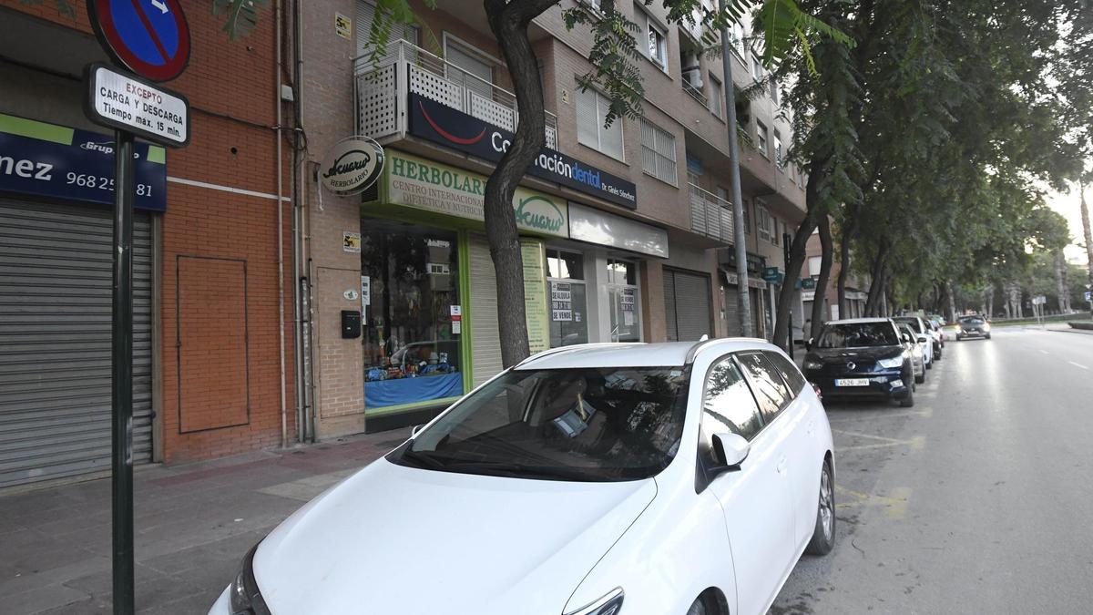 Coches particulares ocupando plazas de carga y descarga en Murcia