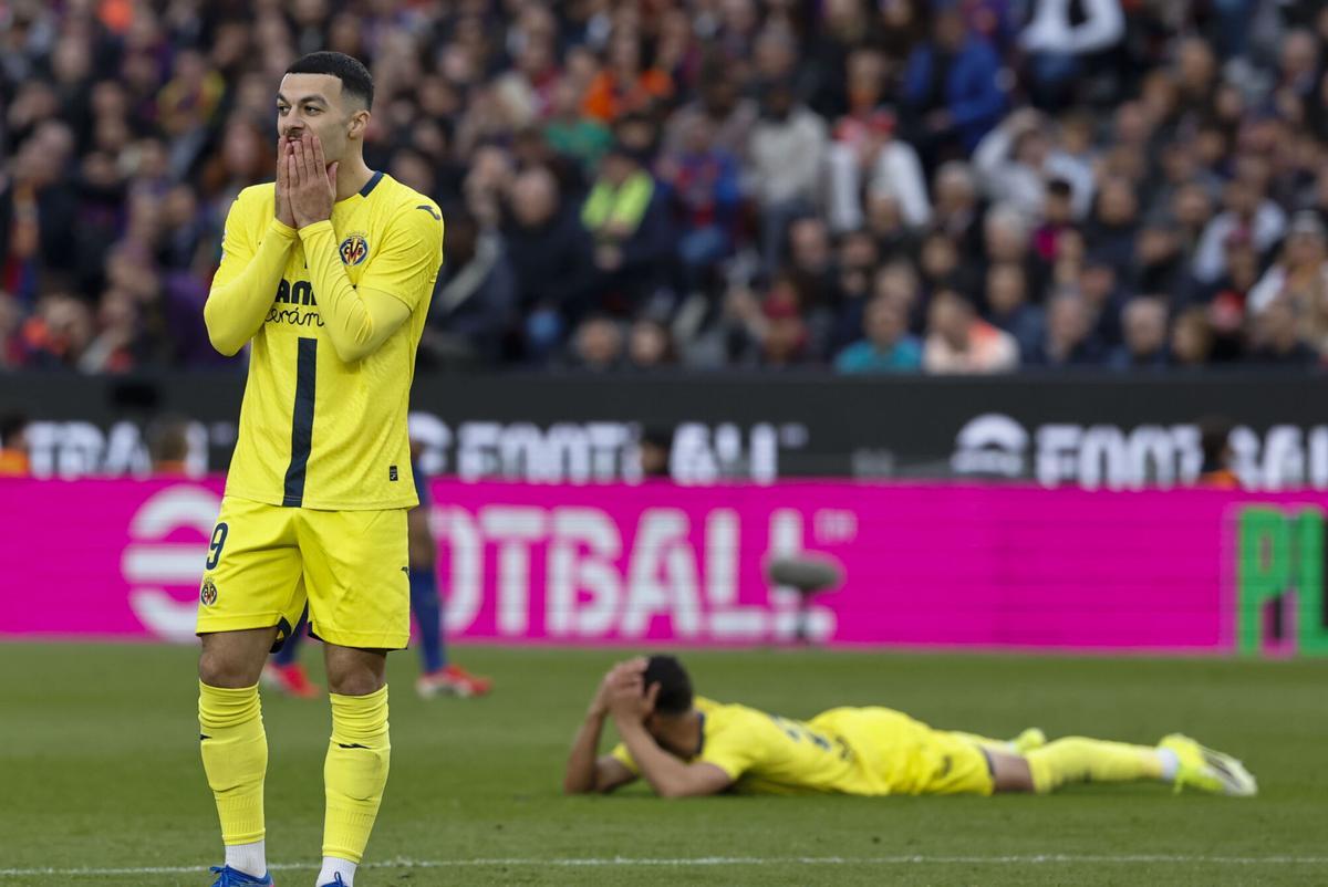 Los jugadores del Villarreal se lamentan de una ocasión perdida.