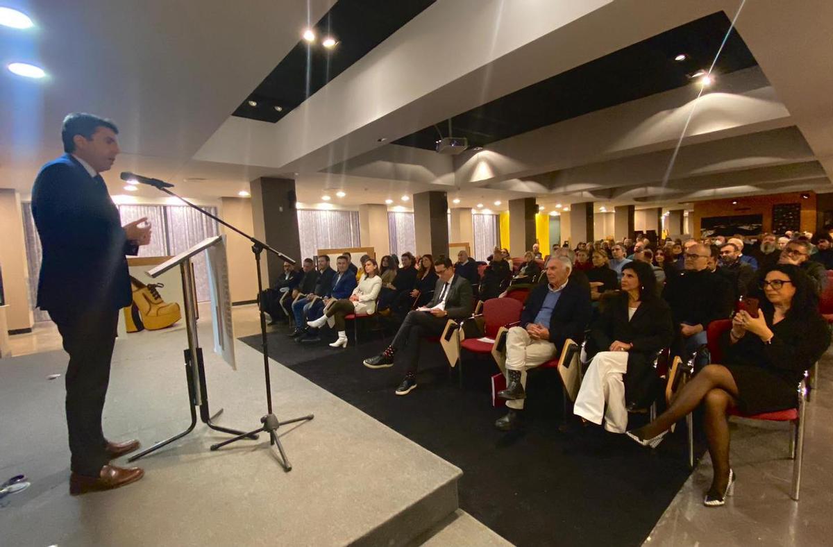 Carlos Mazón dirigiéndose al público asistente al acto de presentación del libro de Amat Amer y Teresa Jover.