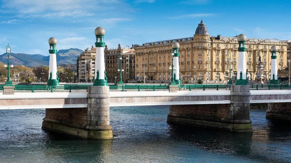 El Hotel María Cristina mira al río Urumea.