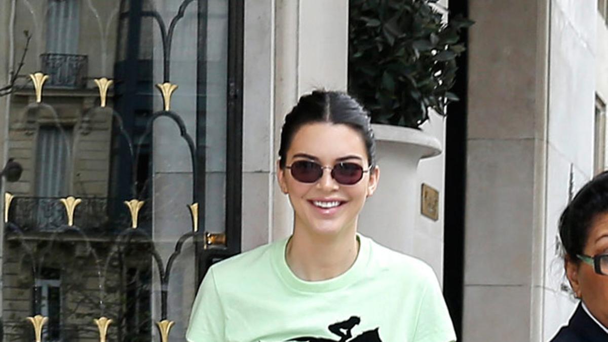 Kendall Jenner con corsé y accesorios en negro en París