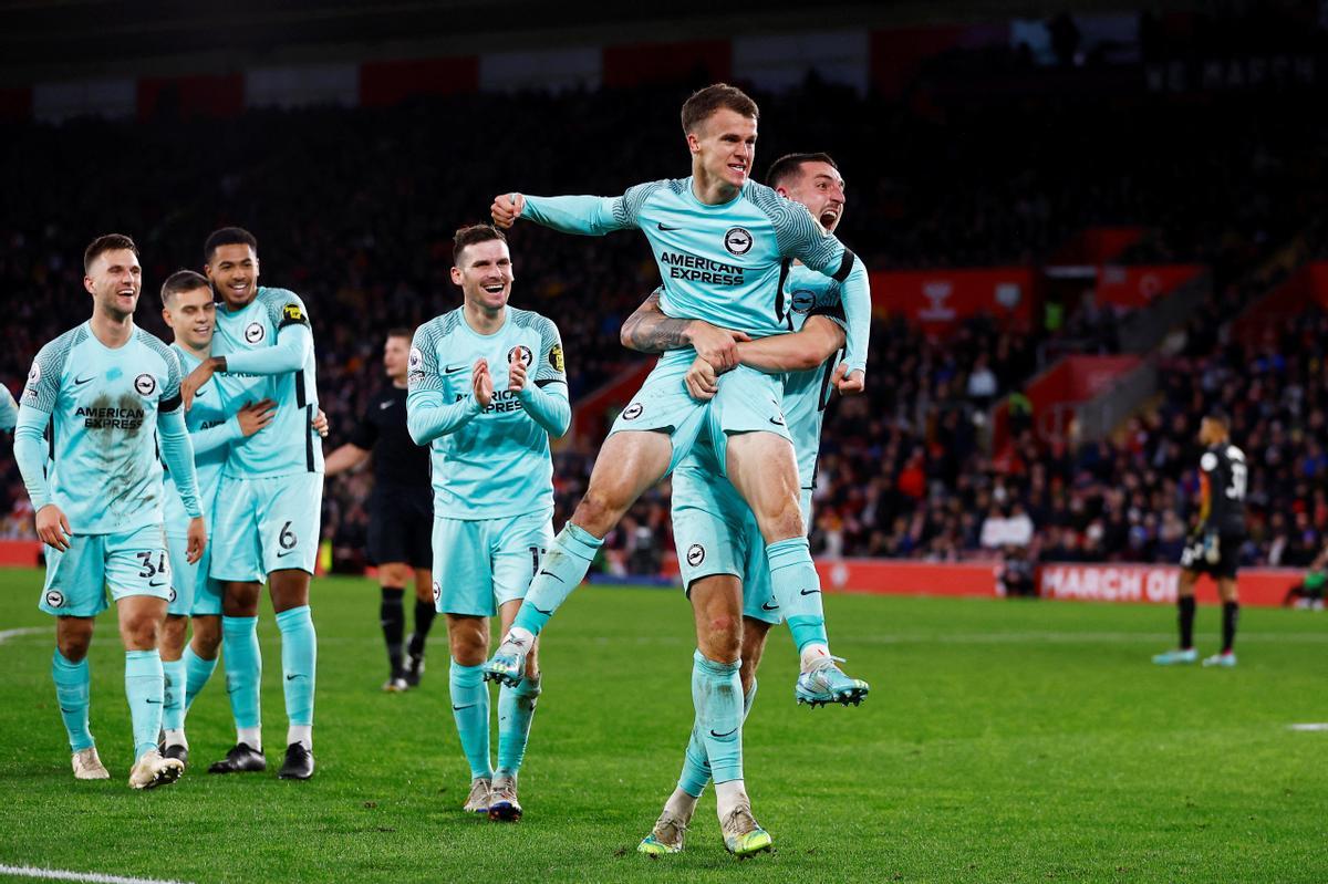 Los jugadores del Brighton festejan con la hinchada la victoria en el campo del Southampton.