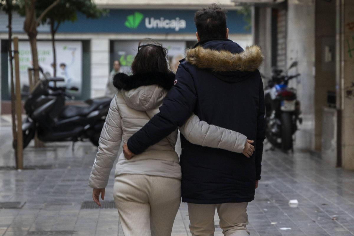 Una pareja de enamorados pasea por las calles de València
