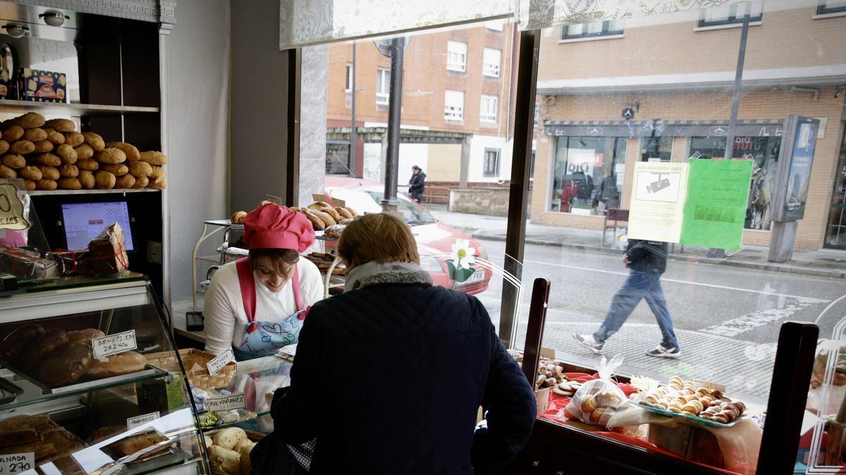 Los negocios de la Carretera del Obispo de Gijón se plantan ante el aumento de atracos: “Siempre ha sido una zona segura”