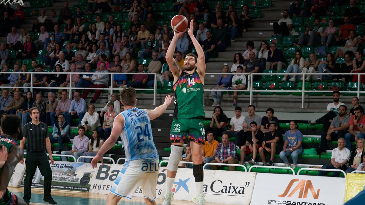 Julen Olaizola lanza a canasta en el partido Cáceres-Burgos.