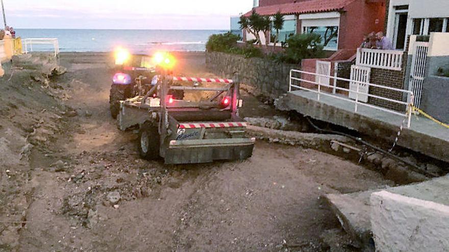 Trabajos en la zona de La Barranquera, en la playa de Salinetas.