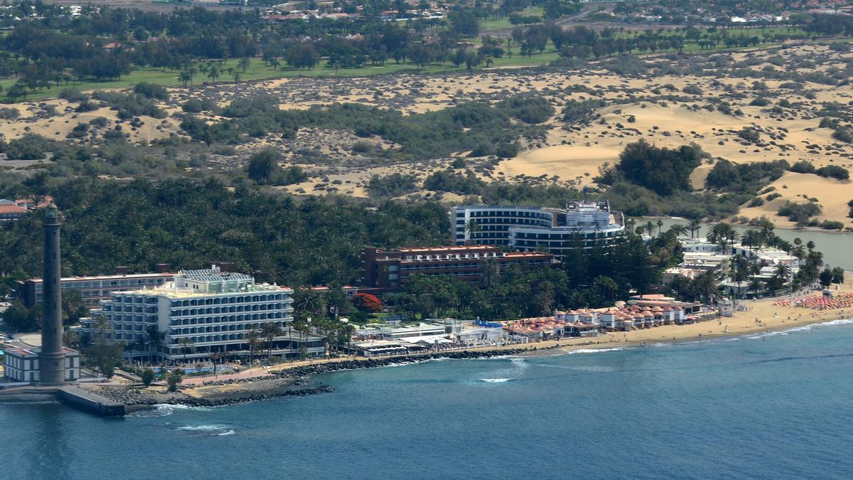 Tramo de la Playa de Maspalomas entre el faro, a la izquierda, y la charca