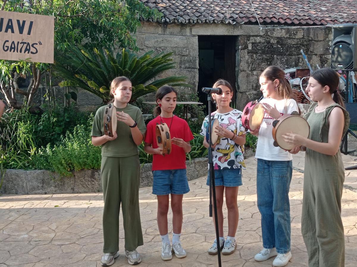 Niñas pandeireteiras en el furancho.