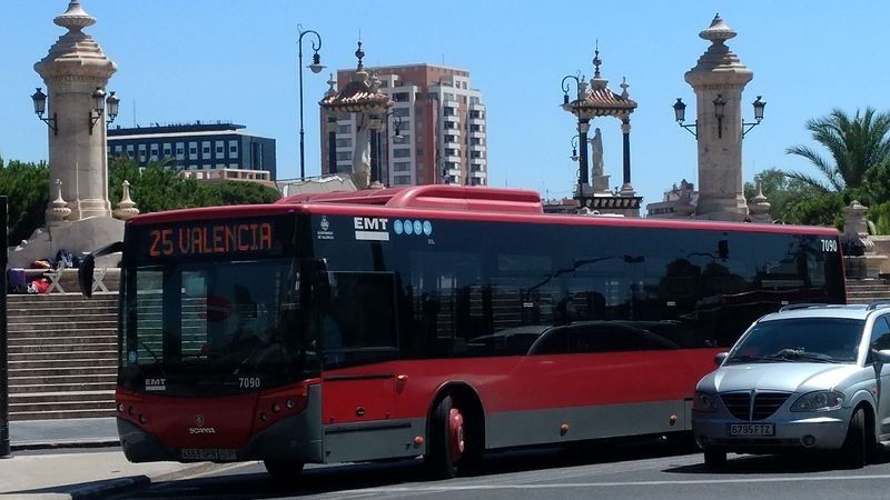 Un autobús urbano de la EMT de València.