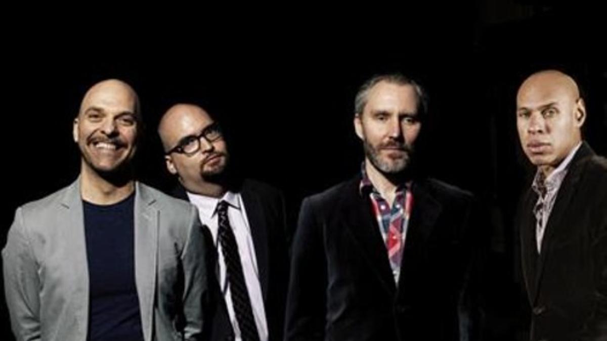 The Bad Plus (con Reid Anderson, tercero por la izquierda) y Joshua Redman (a la derecha).