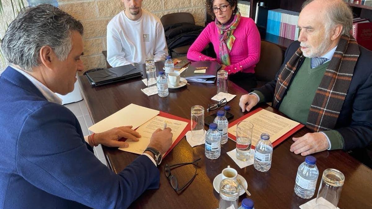 José Manuel García Ballestero frente a Eduardo Da Silva, ayer, durante la firma del convenio en Aveiro (Portugal).