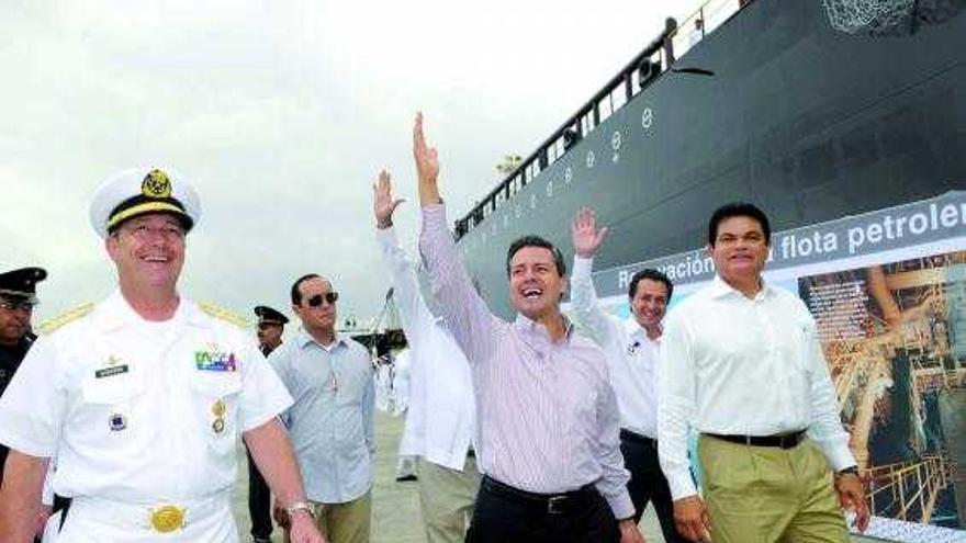 Enrique Peña Nieto (c.), con Emilio Lozoya (2d.), en la entrega de cuatro buques-tanque en Mazatlán. // Efe