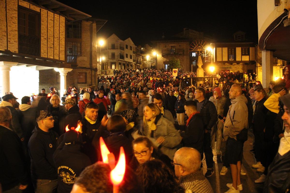 GALERÍA | Los toros llenan puebla de Sanabria de pólvora y chispas