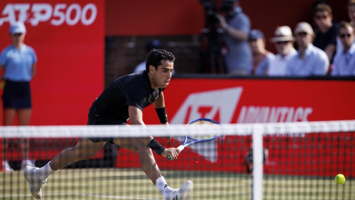 Jaume Munar persigue una bola.