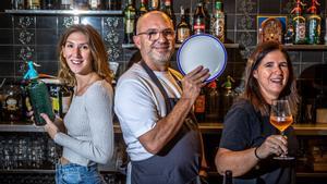 Paula, Quim y Maria Àngels Marqués, en el restaurante Santa Magdalena