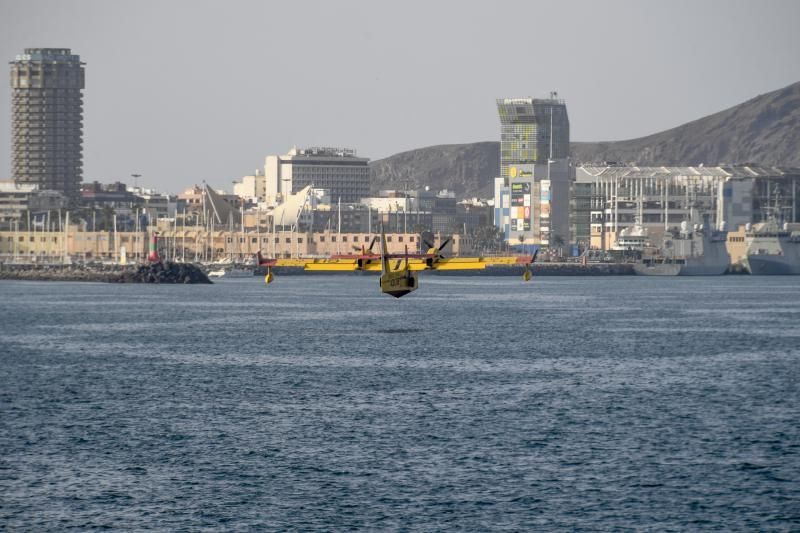 25-02-20 LAS PALMAS DE GRAN CANARIA. BAHIA DE LA CAPITAL. LAS PALMAS DE GRAN CANARIA. Amerizaje de los hidroaviones en la bahia capitalina para recoger agua.    Fotos: Juan Castro.  | 25/02/2020 | Fotógrafo: Juan Carlos Castro