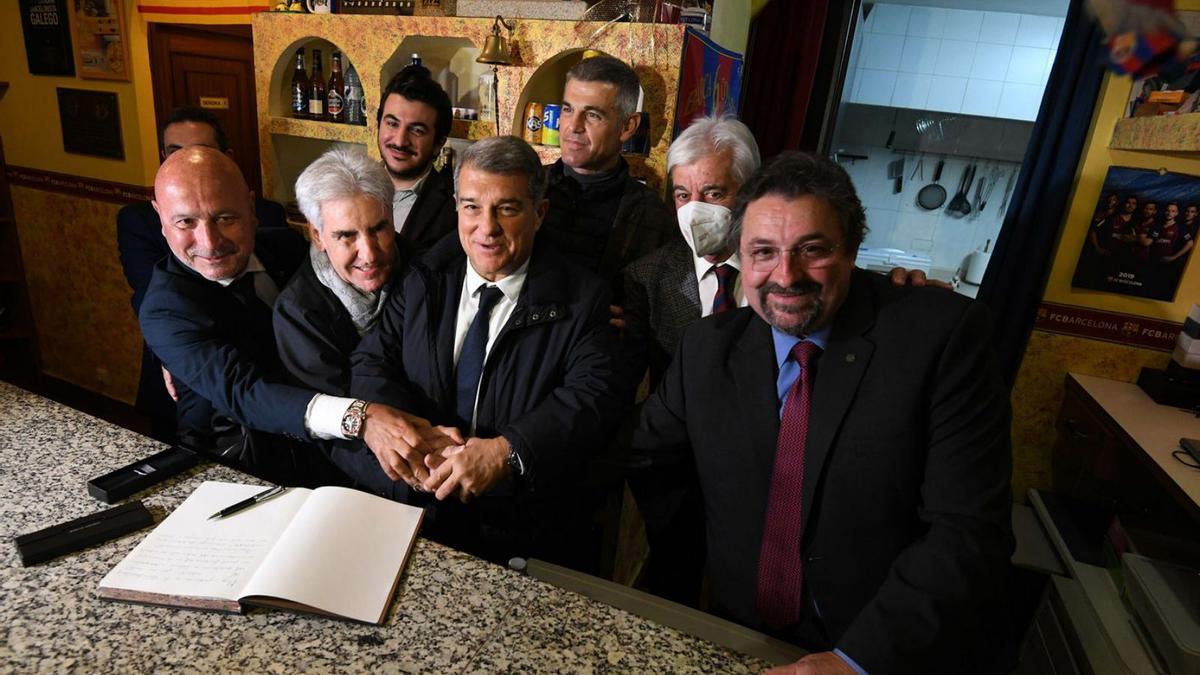 Visita de Joan Laporta a la sede de la Peña Barcelonista de Marín. |  // GUSTAVO SANTOS