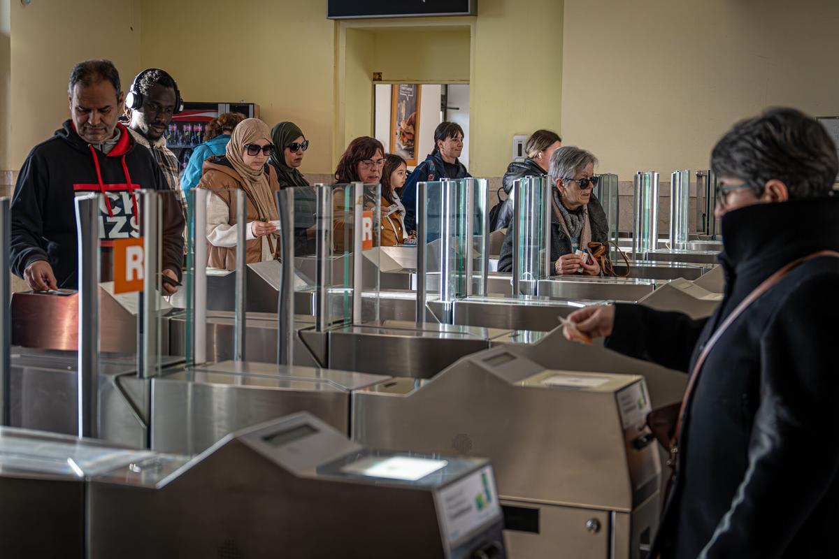 Pasajeros en una estación de Rodalies.