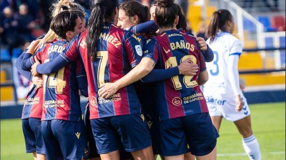 Las granota celebran uno de los goles en su sexta victoria consecutiva