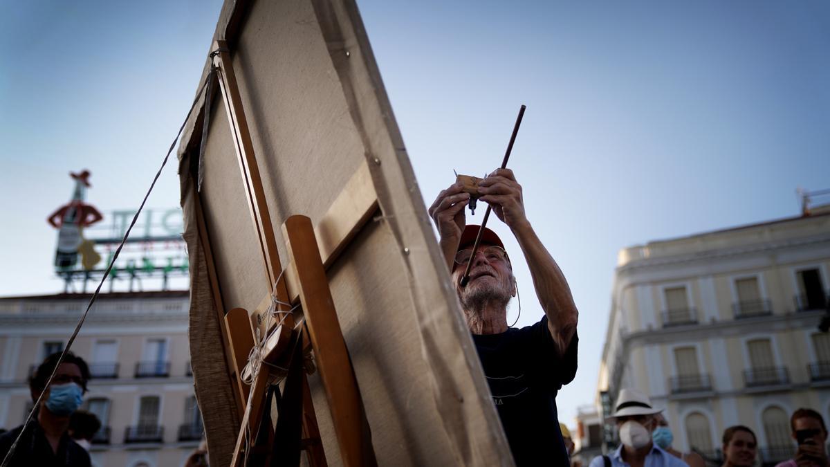 El pintor Antonio López crea una de sus obras en la Puerta del Sol FOTO: JOSÉ LUIS ROCA