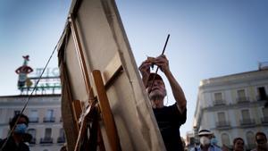 El pintor Antonio López crea una de sus obras en la Puerta del Sol.