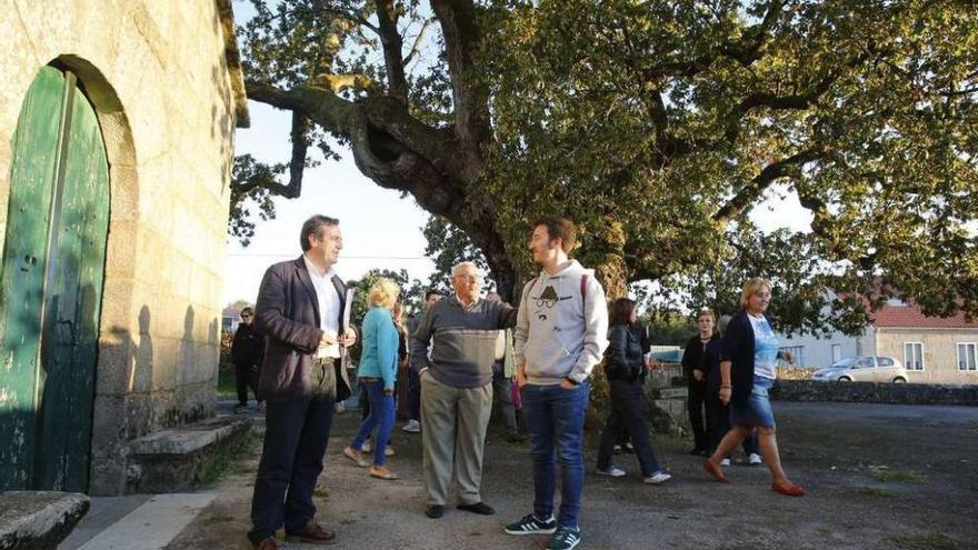 Reunión, ayer, de los concejales Luis Bará y Alberto Oubiña con los vecinos de Mourente. // Rafa Vázquez