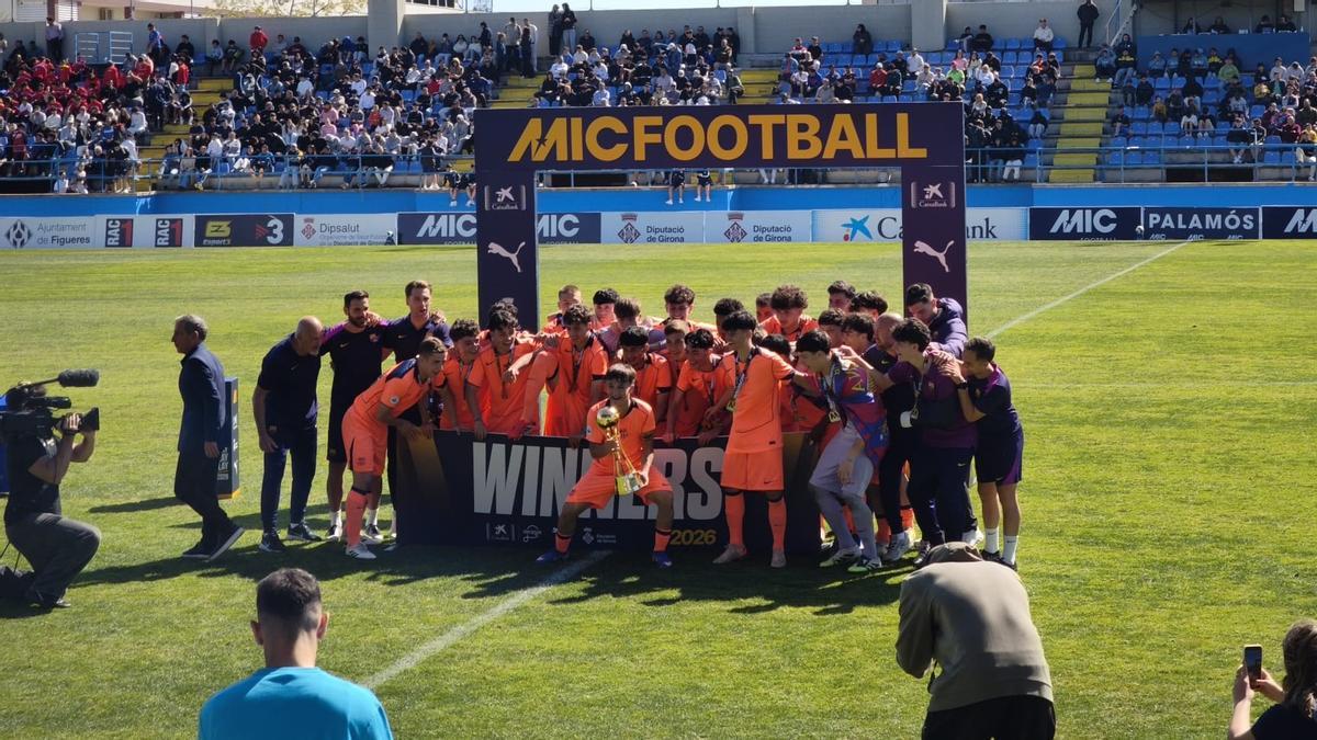 Un dels guanyadors del MICFootball, a l'estadi de Palamós.